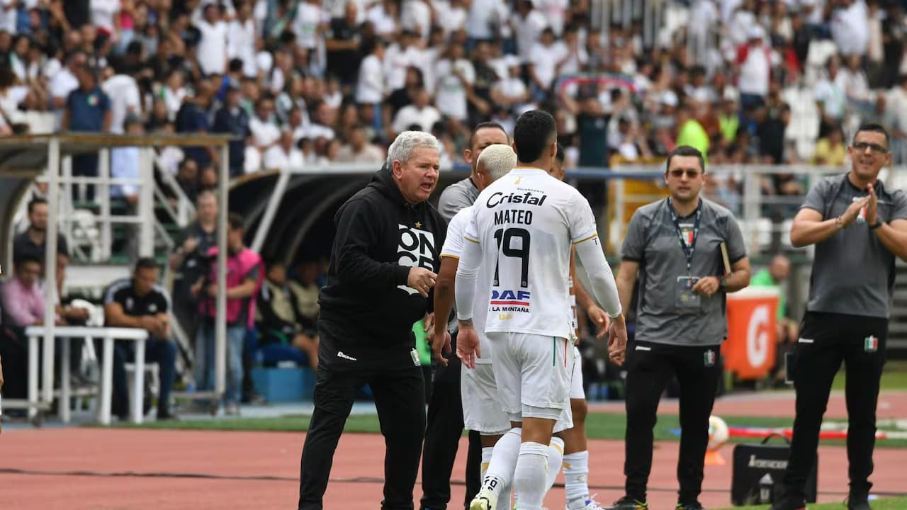 Hernán Darío Herrera da instrucciones a sus jugadores del Once Caldas durante un partido