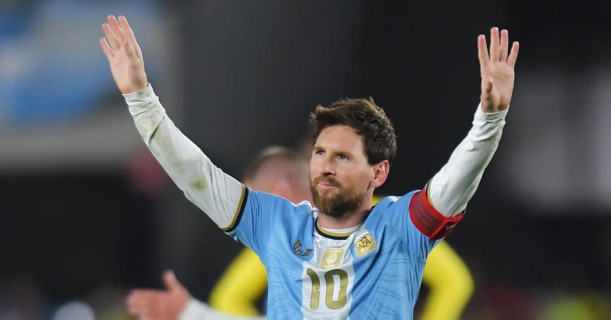 Lionel Messi, con la camiseta número 10 y el brazalete de capitán, levanta los brazos para saludar al público