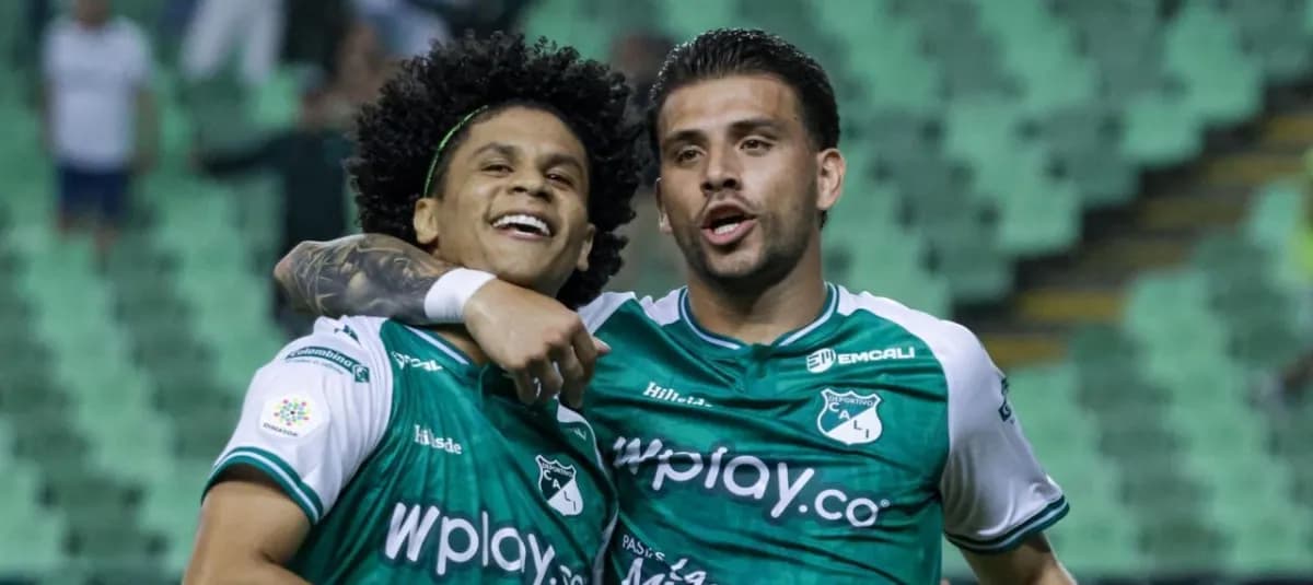 Jugadores del Deportivo Cali celebran un gol abrazados en el estadio de Palmaseca