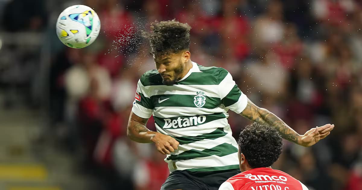 Luis Javier Suárez, con la camiseta a rayas verdes y blancas del Sporting, cabecea el balón ante la marca de un jugador del Braga
