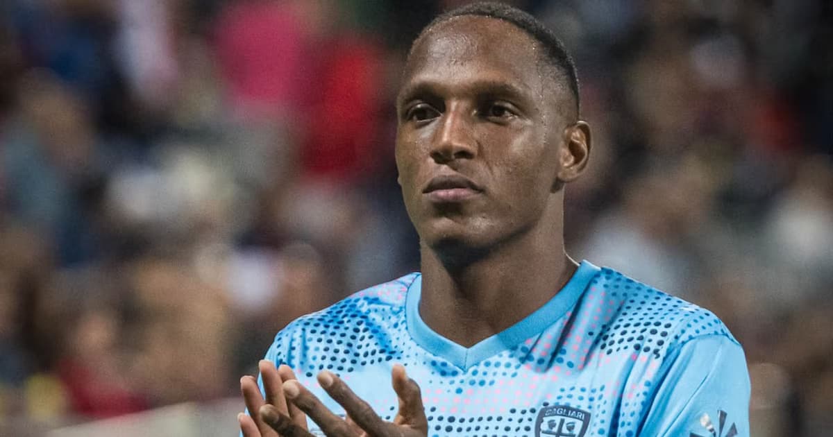 Yerry Mina, con la camiseta celeste del Cagliari, aplaude en el estadio
