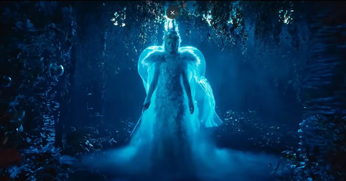 Emma Mackey como Jadis, la futura Bruja Blanca, en un bosque en el tráiler de «Narnia: El sobrino del mago»