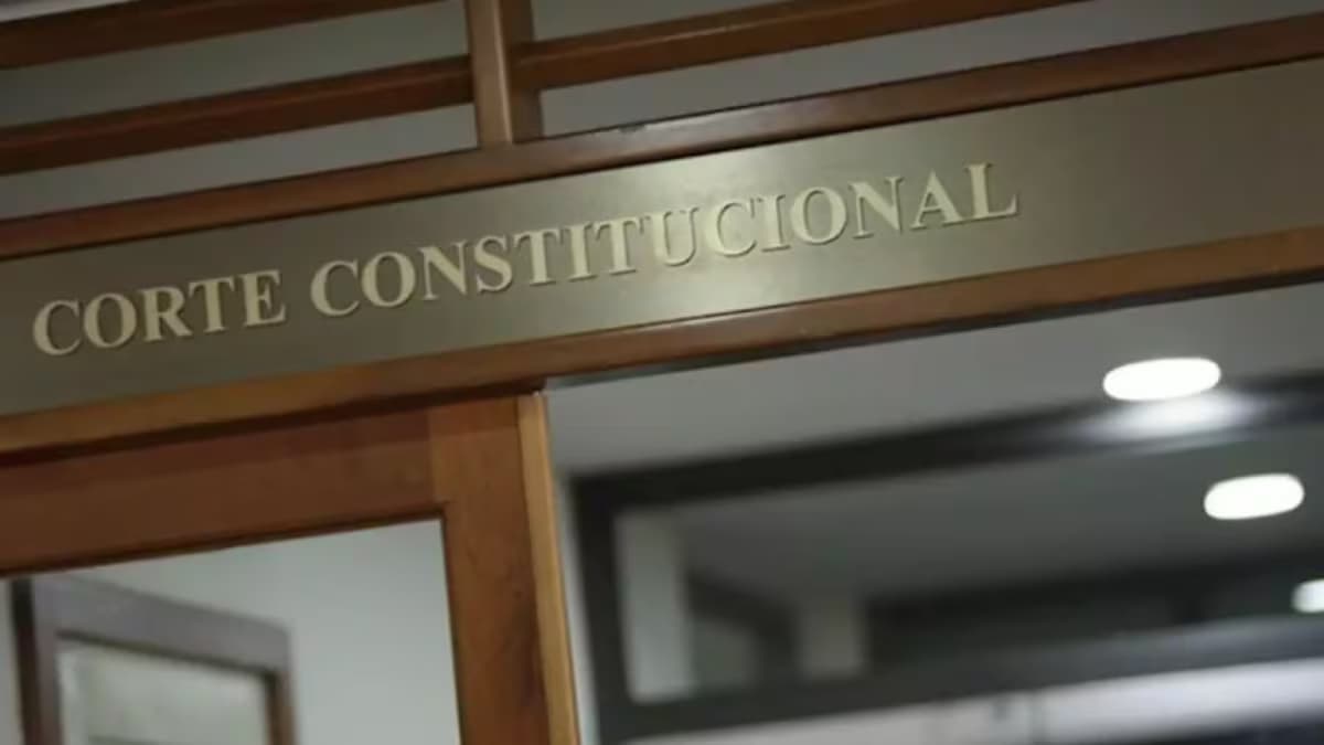 Letrero de la Corte Constitucional en la entrada de su sede