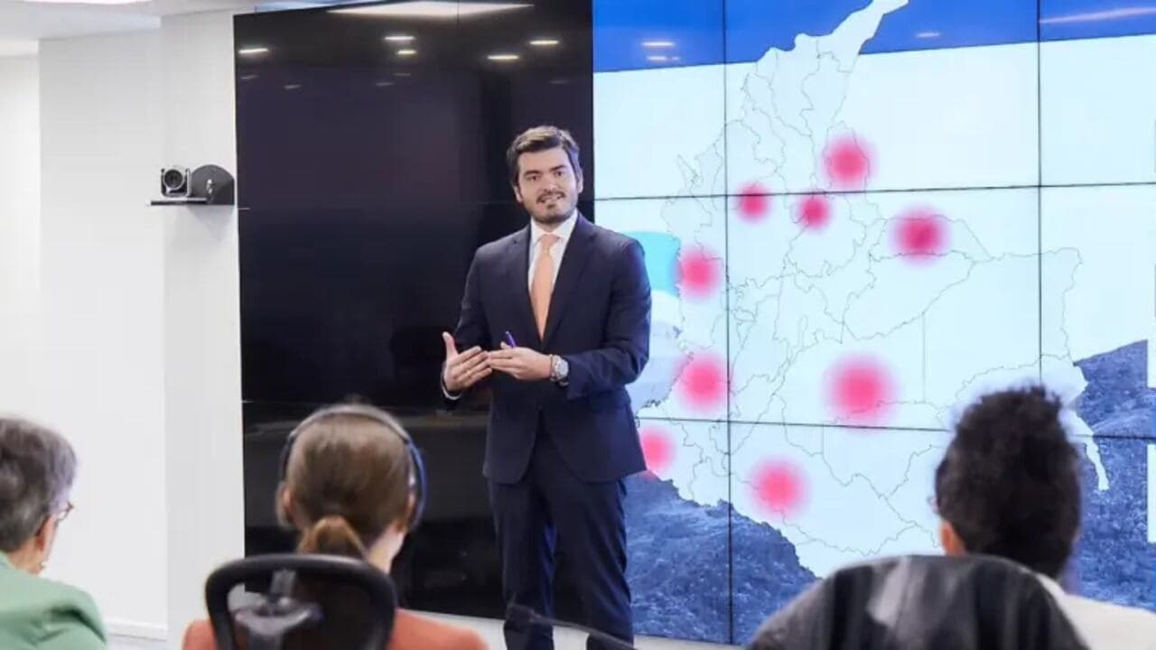 Ricardo Arias Macías, designado consejero presidencial para los Derechos Humanos, durante una presentación frente a un mapa de Colombia