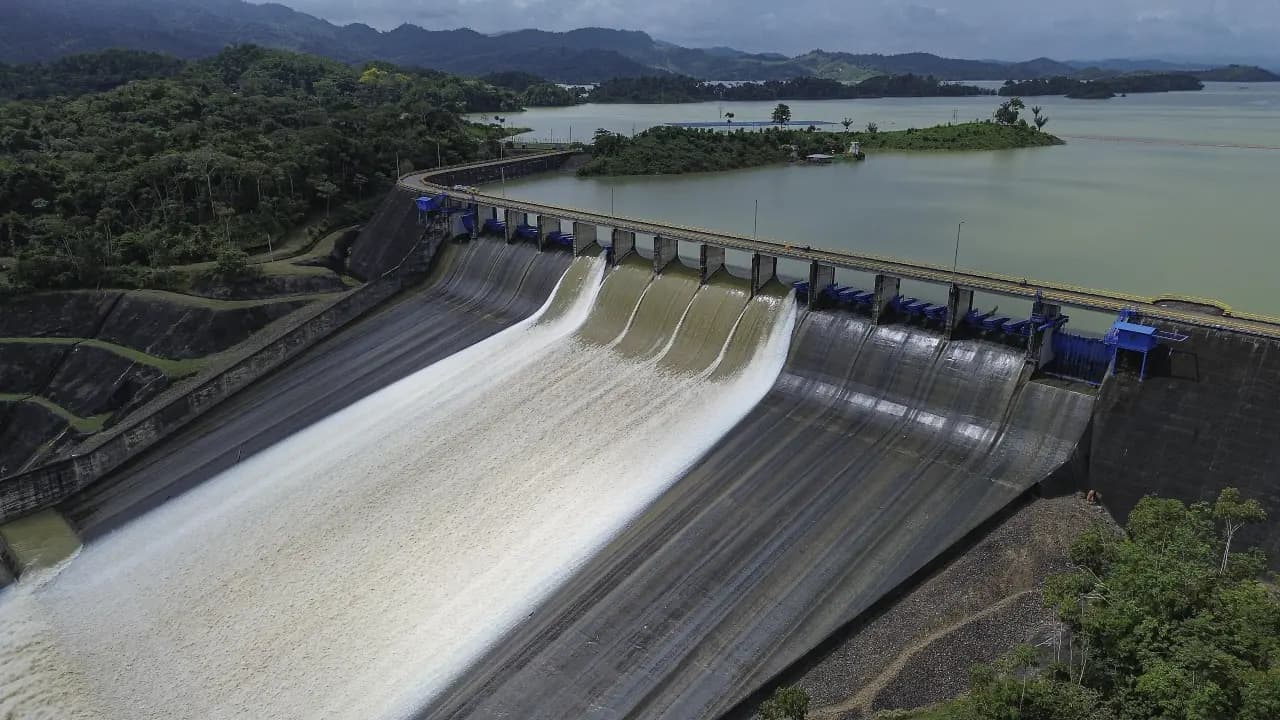 Embalse de una central hidroeléctrica en Colombia
