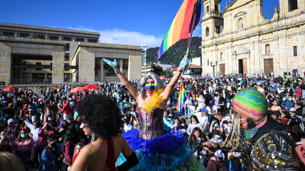Bandera de la diversidad sexual ondea durante una movilización en Colombia