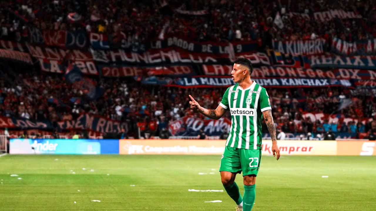 James Rodríguez, con la camiseta de Atlético Nacional, en el clásico ante Independiente Medellín en el Atanasio Girardot