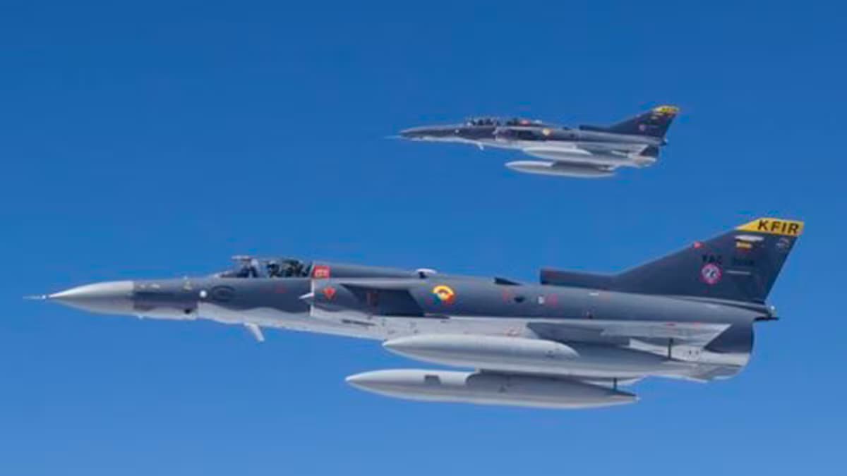Dos aviones Kfir de la Fuerza Aeroespacial Colombiana en vuelo