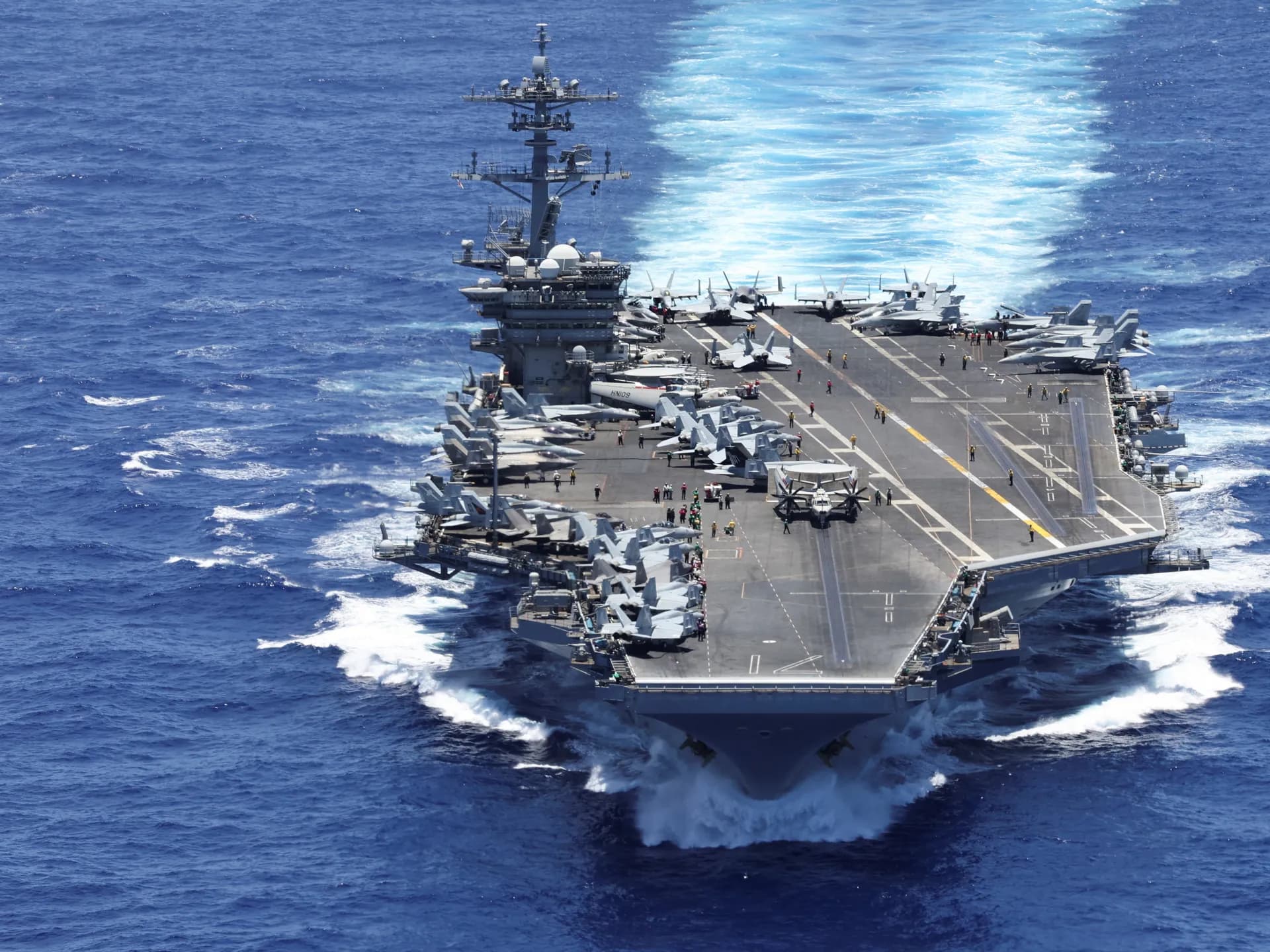 El portaaviones USS Theodore Roosevelt navega con aeronaves en cubierta durante un ejercicio militar en el Pacífico