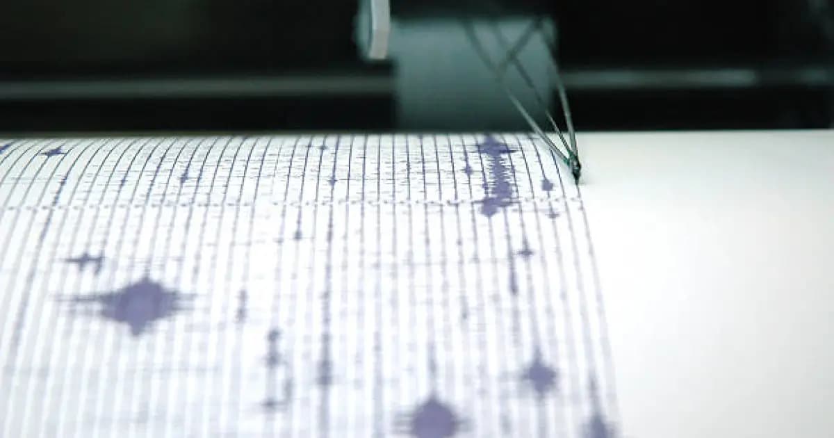Agujas de un sismógrafo registrando un movimiento telúrico