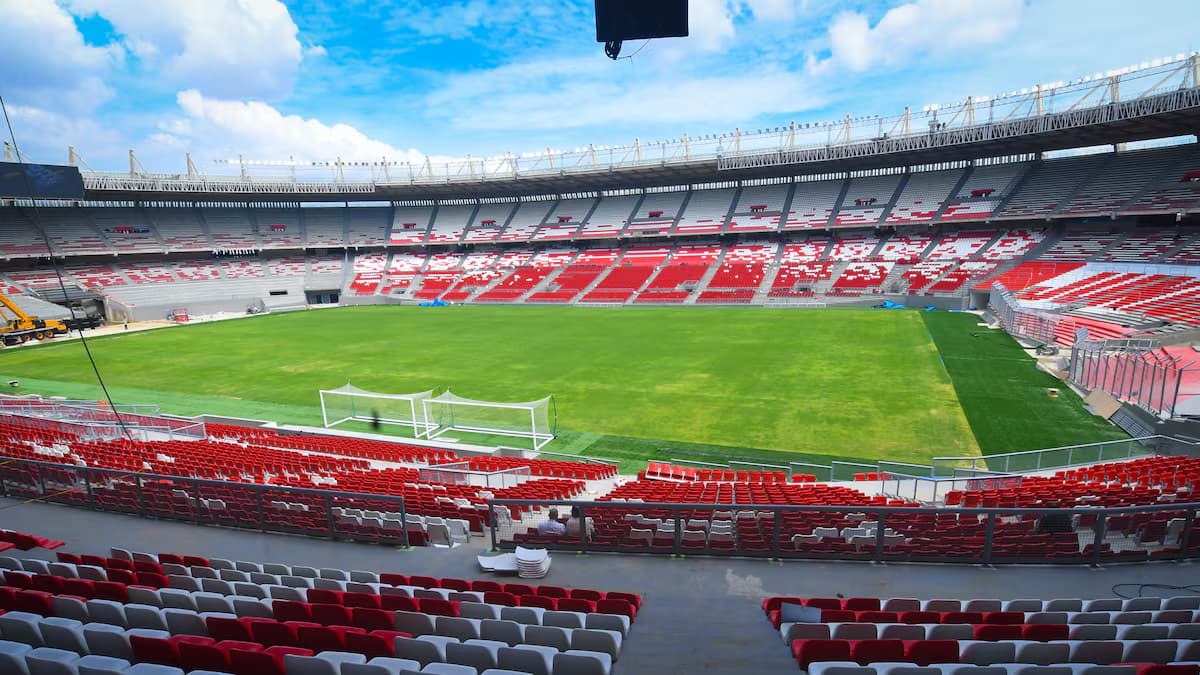 Tribunas vacías y gramilla del estadio Metropolitano Roberto Meléndez de Barranquilla