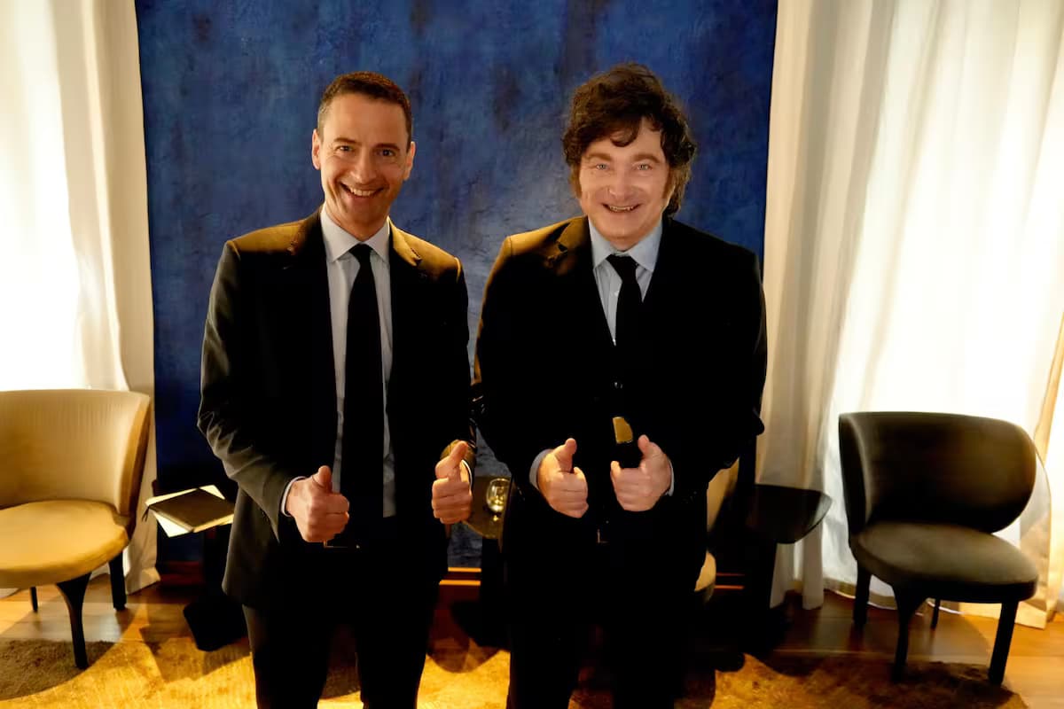 Javier Milei posa junto al director ejecutivo global de Glencore durante su visita a París