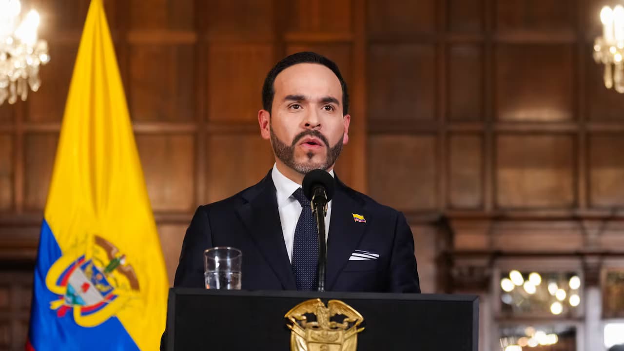 El presidente Abelardo De La Espriella habla ante un micrófono en un atril con el escudo de Colombia, junto a la bandera nacional