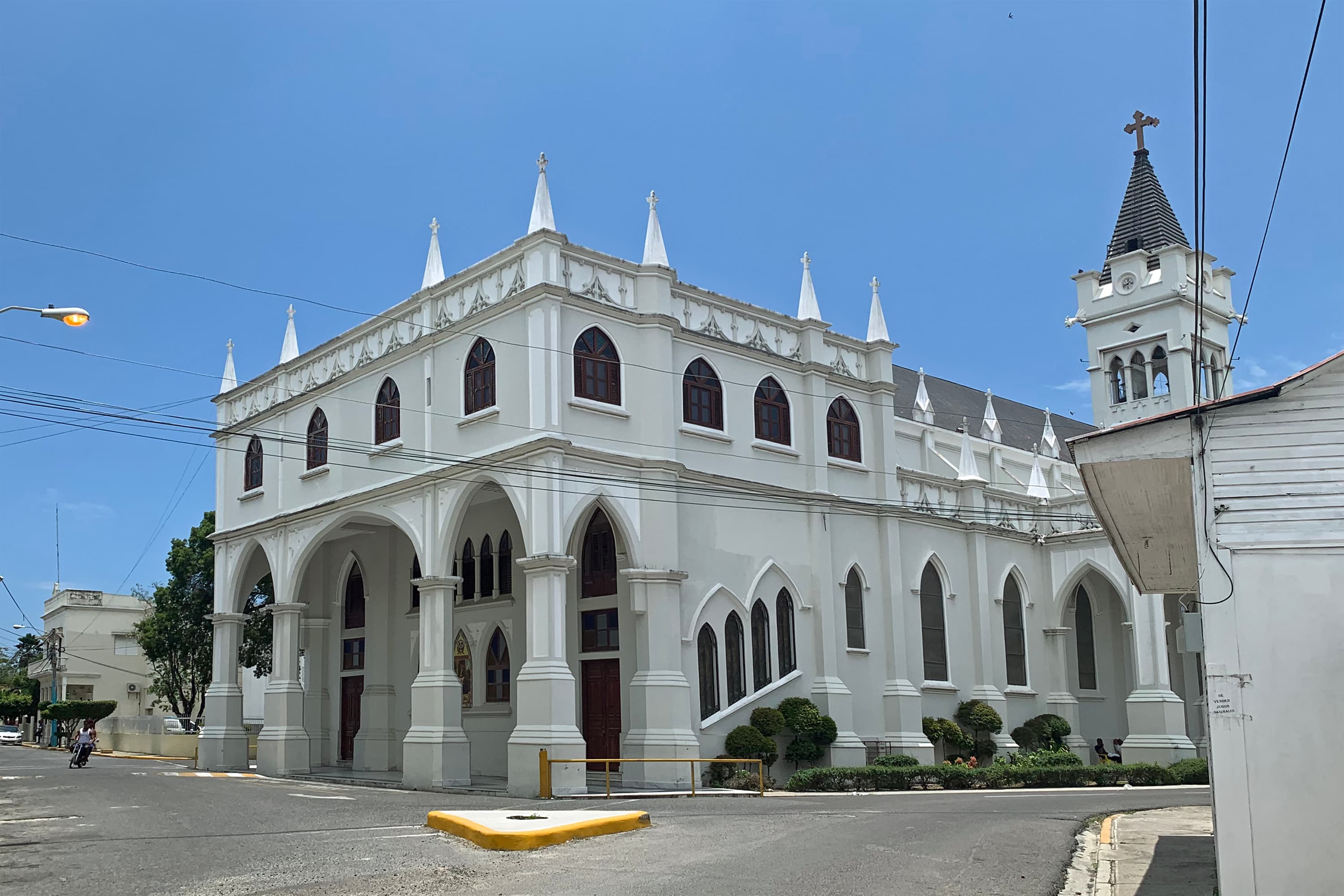 La catedral de San Pedro Apóstol, un templo blanco de estilo neogótico, en el centro de San Pedro de Macorís, en una fotografía de archivo de 2019
