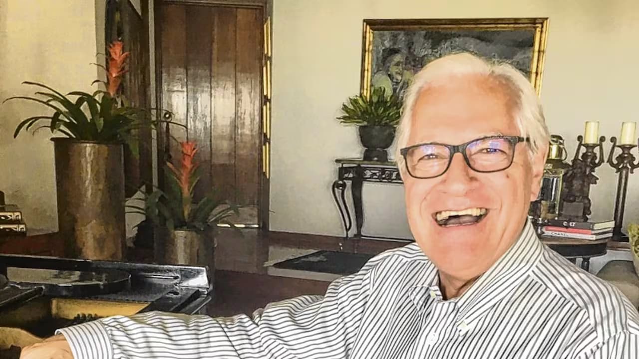 Mario Fernando Prado sonríe en su casa