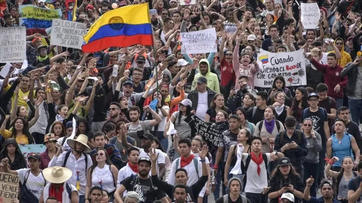 Manifestantes con banderas de Colombia y pancartas durante una marcha en Bogotá