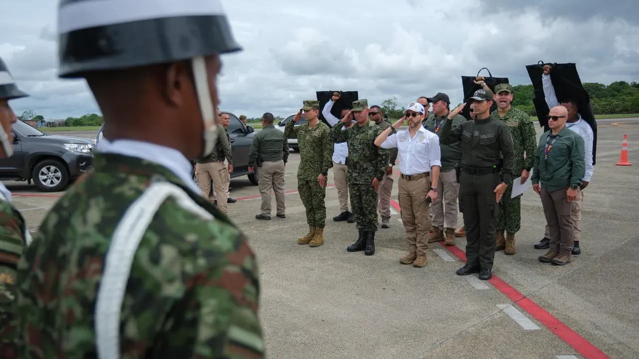 Autoridades civiles y militares en formación durante la llegada de la comitiva presidencial al Chocó