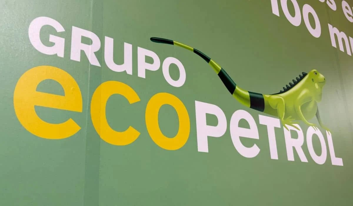 Letrero del Grupo Ecopetrol en una pared verde con su iguana