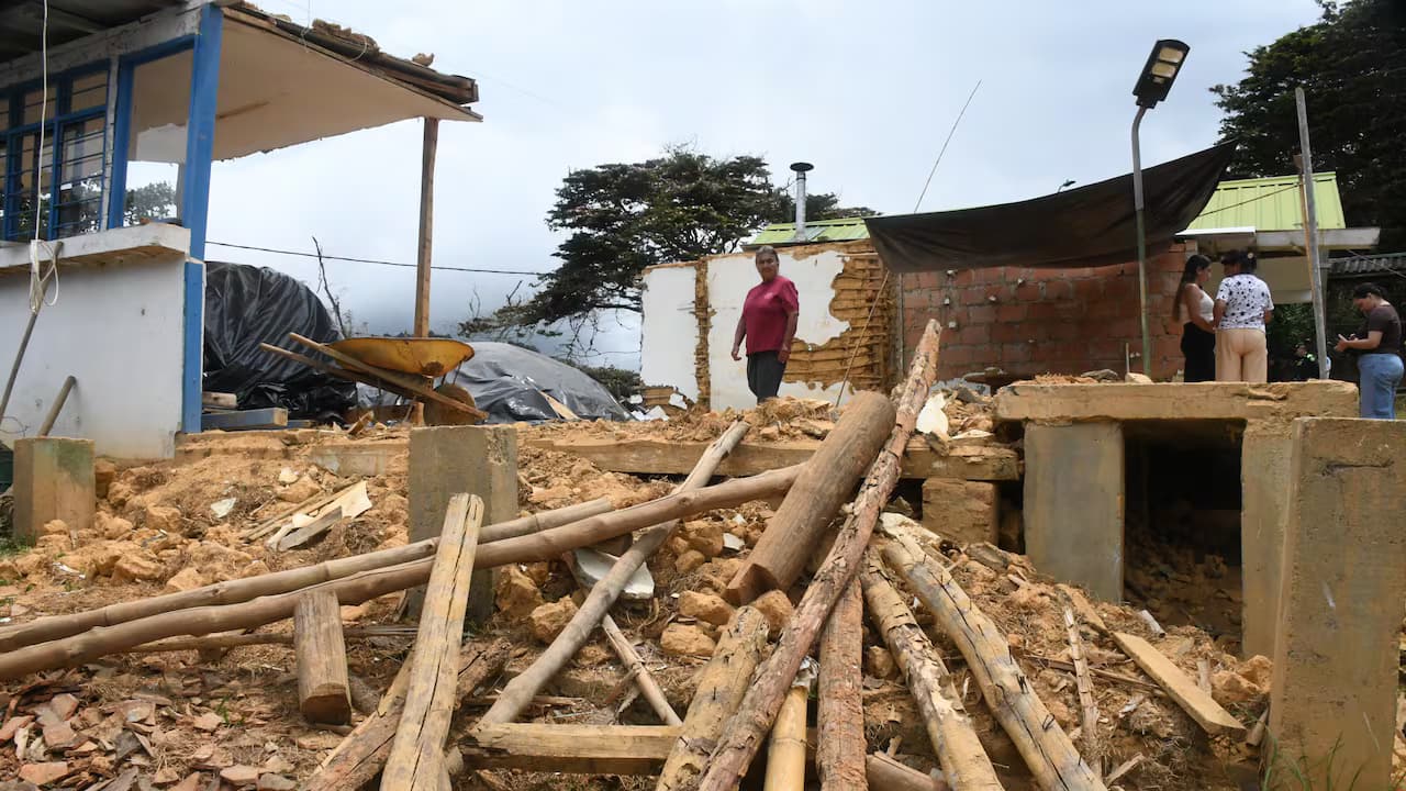Vivienda con daños estructurales tras el terremoto