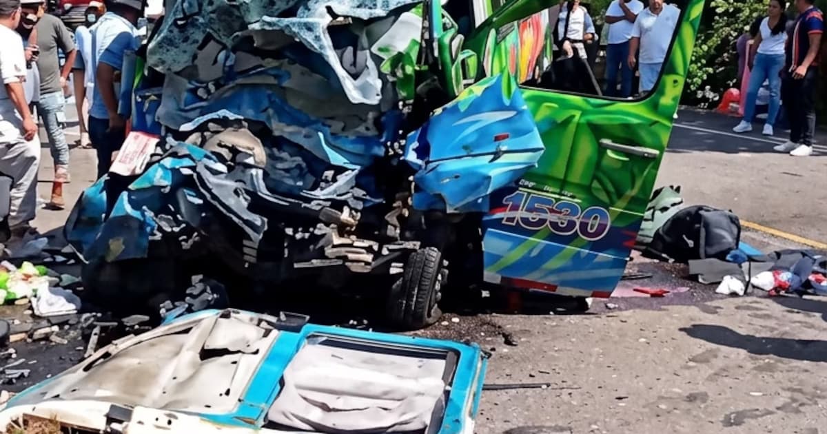 La buseta intermunicipal destrozada tras el choque en la vía Villavicencio–Puerto López, en el Meta