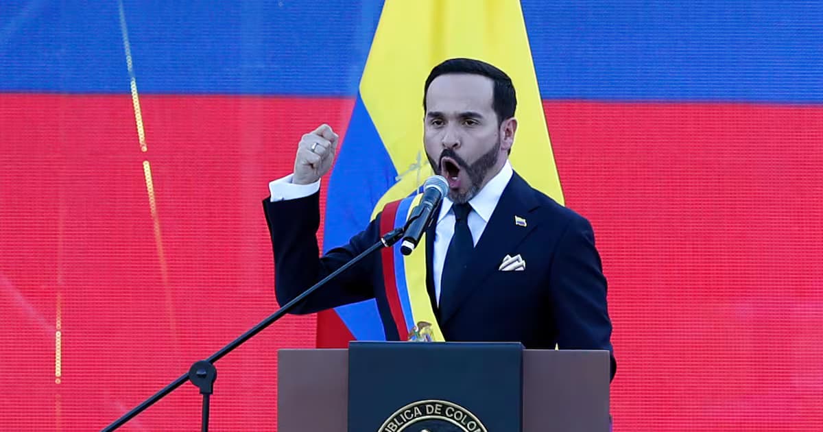 El presidente Abelardo de la Espriella habla ante un atril con la banda presidencial cruzada