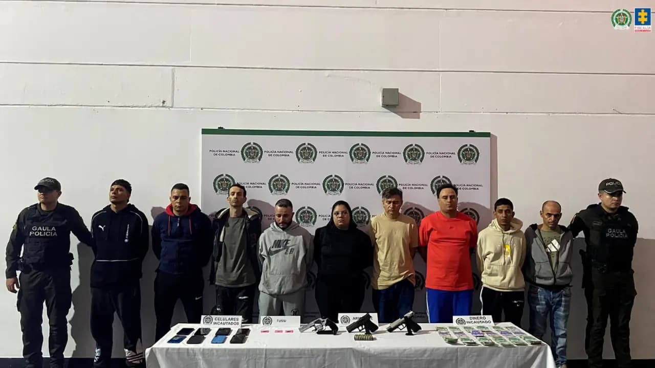 Capturados de la facción La Matecaña, custodiados por policías del Gaula, junto a armas, celulares y dinero incautados