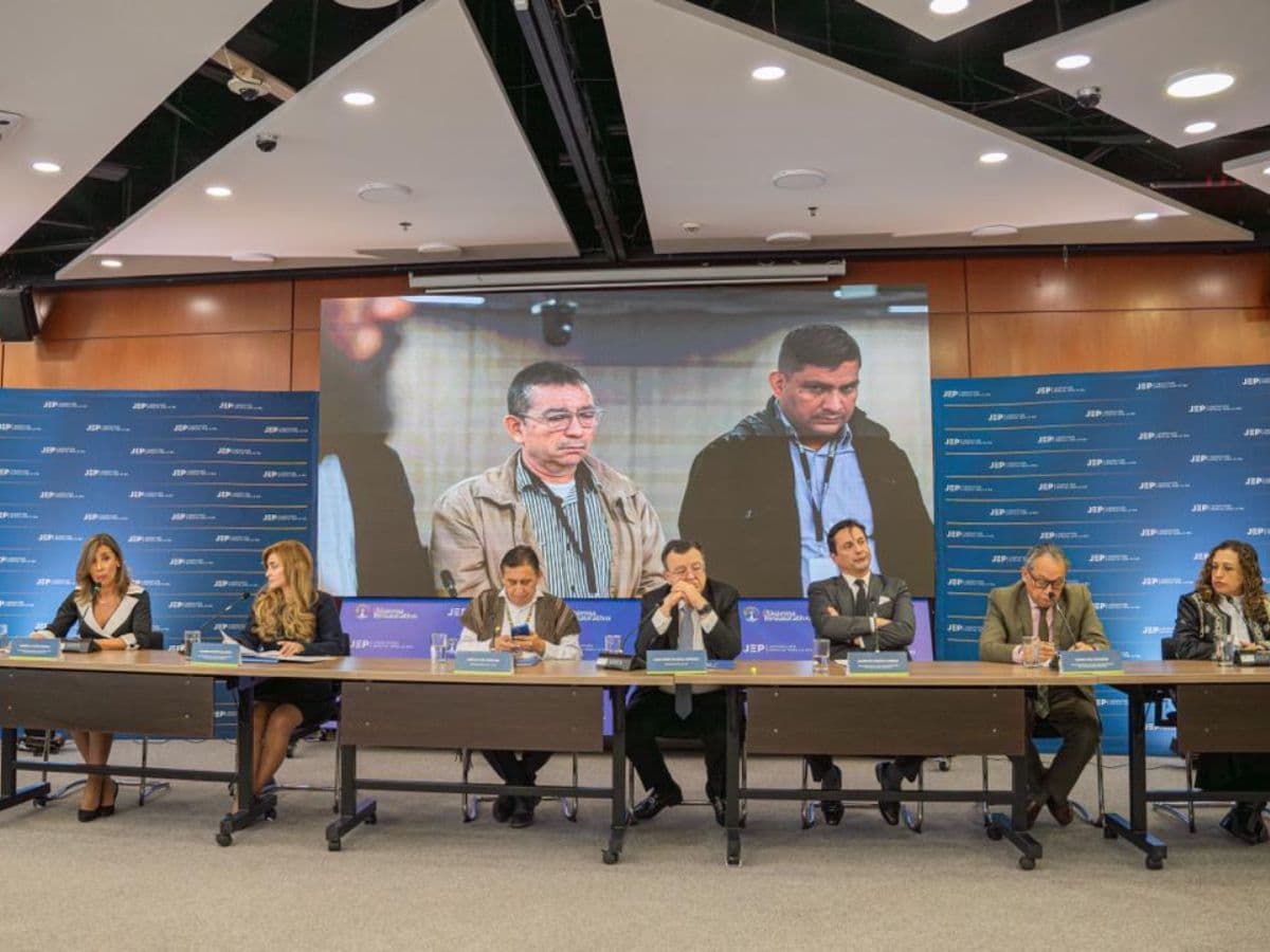 Magistrados y comparecientes durante una sesión pública de la JEP