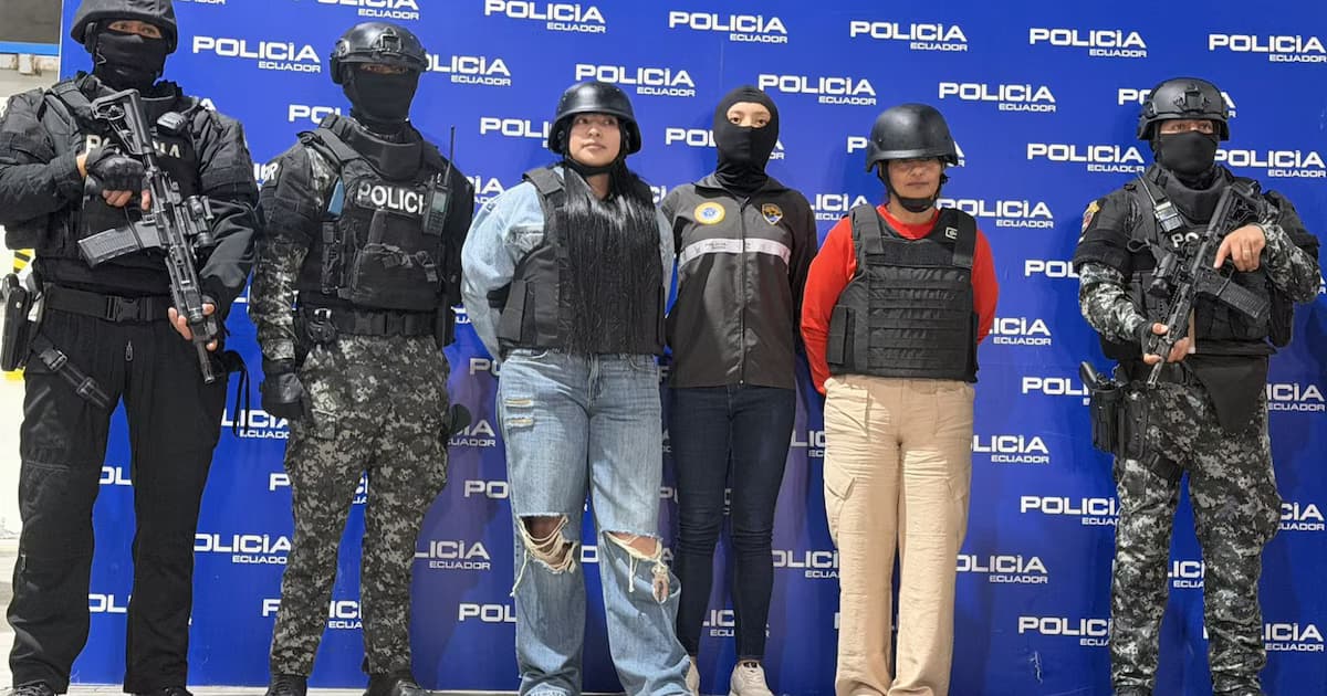 La esposa y la hija de alias Fito, custodiadas por la Policía de Ecuador tras su llegada a Guayaquil