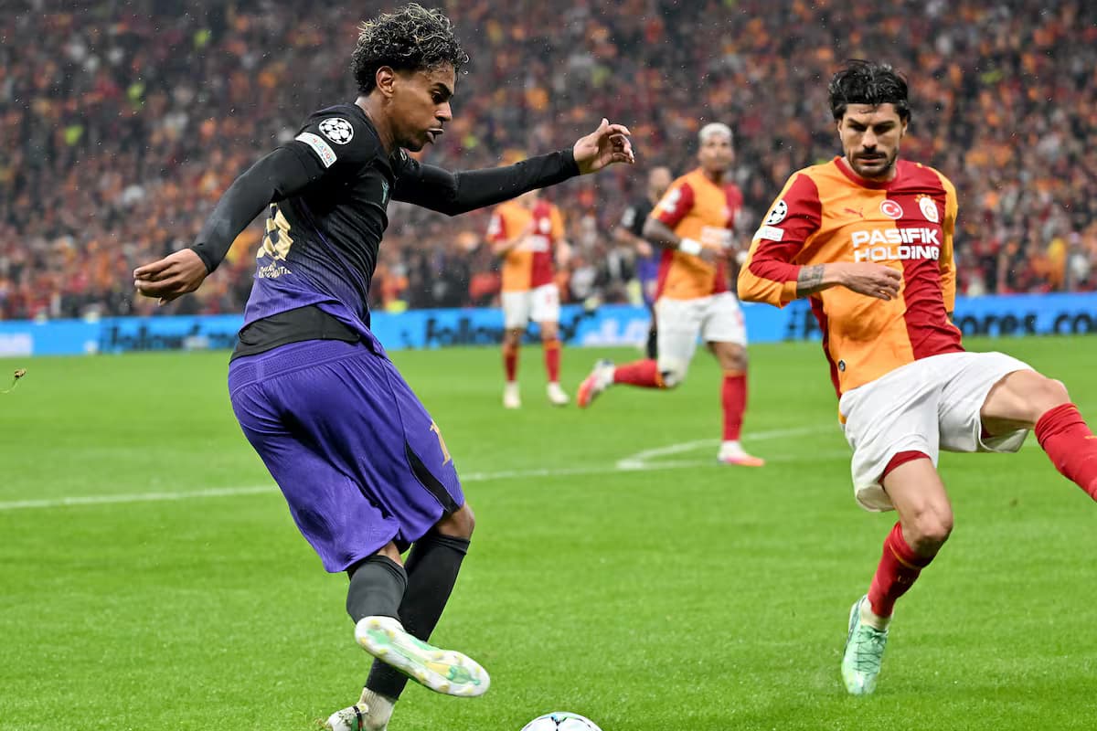 Lamine Yamal controla el balón ante la marca de un defensor del Galatasaray en Estambul