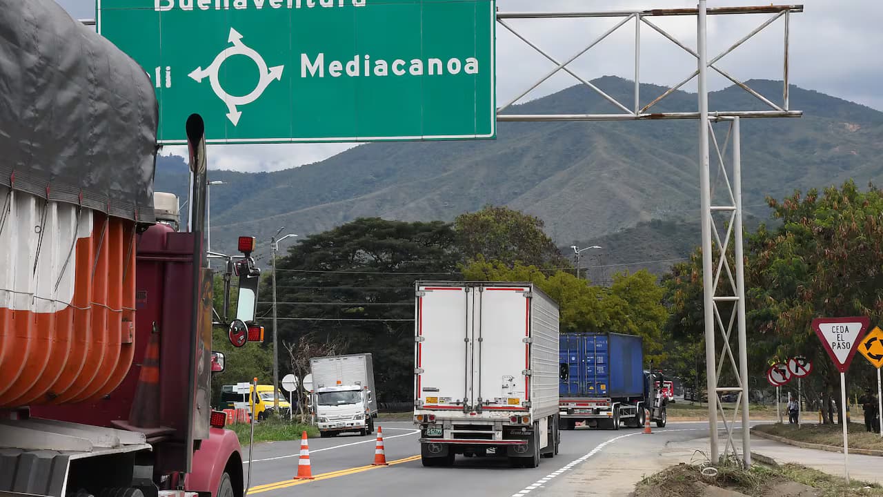 Tractocamiones de carga circulan por la vía que conduce a Buenaventura