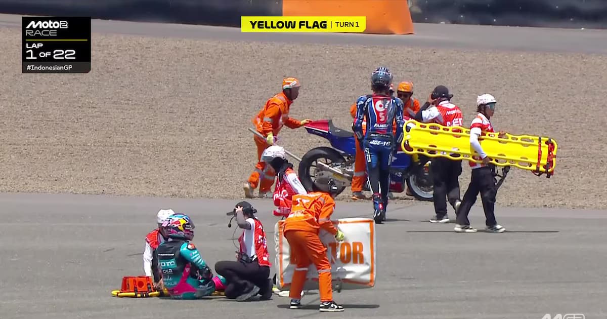 David Alonso, sentado en el asfalto, es atendido por los auxiliares tras la caída en la primera vuelta del GP de Indonesia