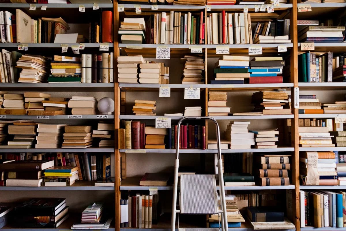 Libros apilados en un almacén