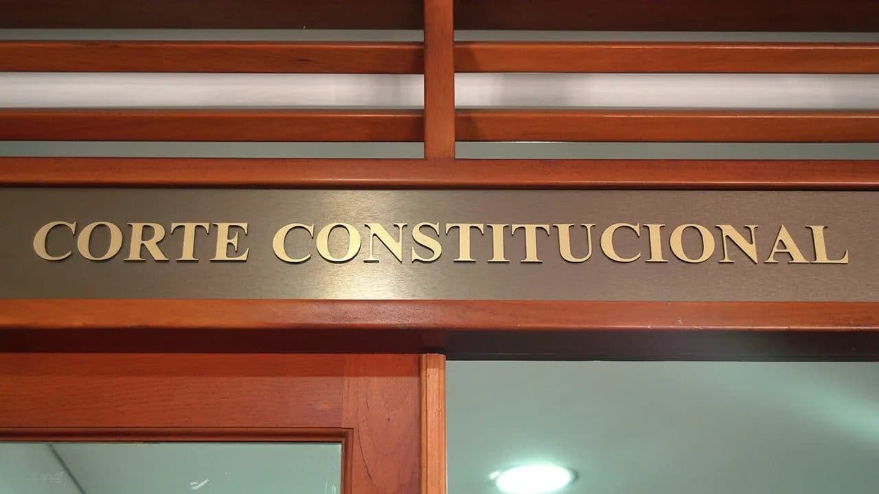 Letrero de la Corte Constitucional en la sede del alto tribunal en Bogotá
