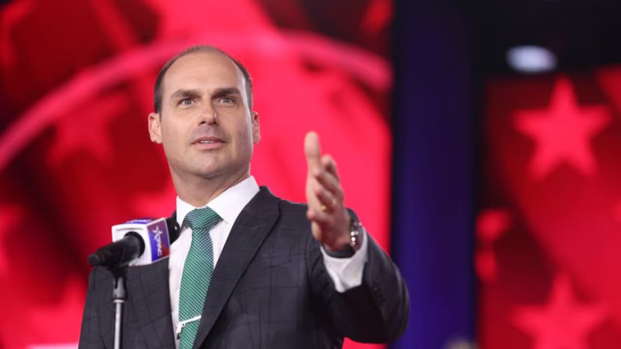 Eduardo Bolsonaro habla ante un micrófono durante un evento político