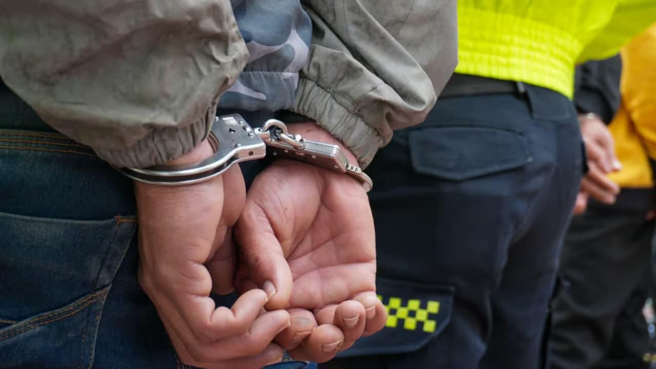 Un hombre esposado durante un operativo de la Policía