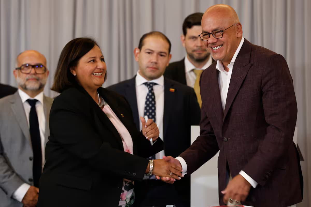 Dinorah Figuera y Jorge Rodríguez al término de la ronda de diálogo en Caracas