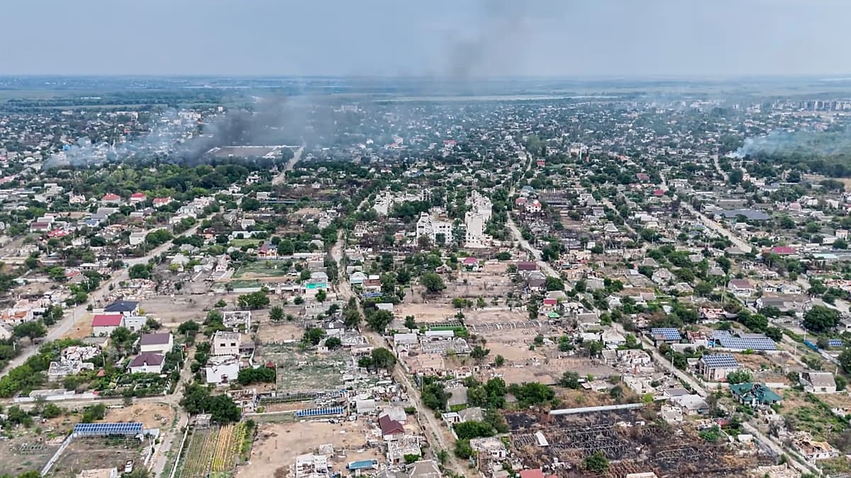 Vista aérea de Oleshky, en la región de Jersón, con columnas de humo sobre un barrio residencial
