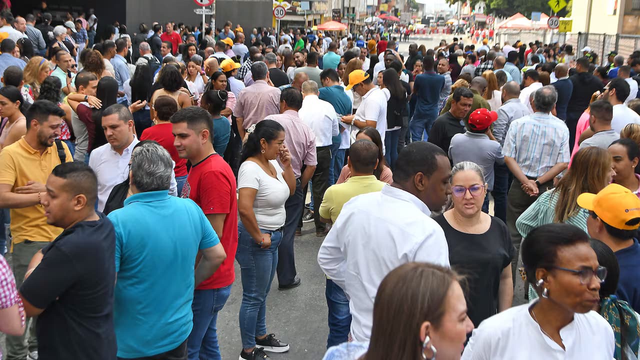 Personas evacuadas reunidas en una calle durante un simulacro