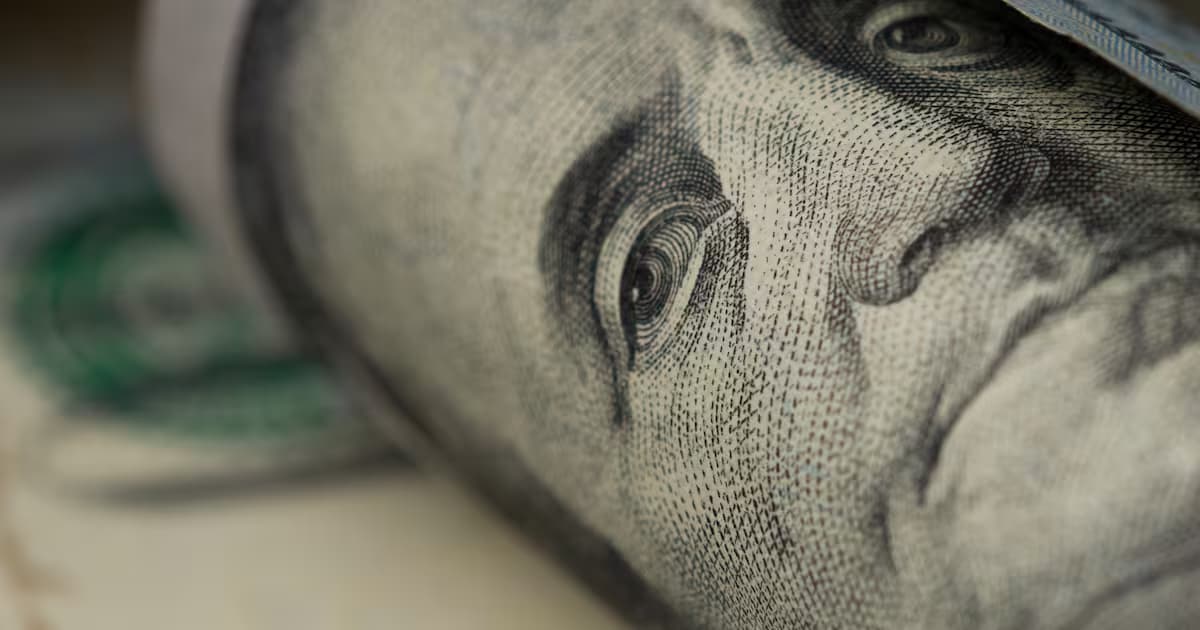 Primer plano de un billete de 100 dólares enrollado