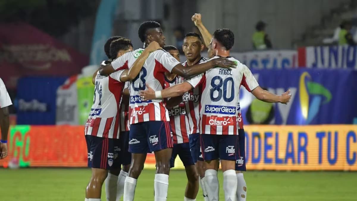 Jugadores de Junior se abrazan para celebrar un gol ante Internacional de Bogotá en el estadio Romelio Martínez