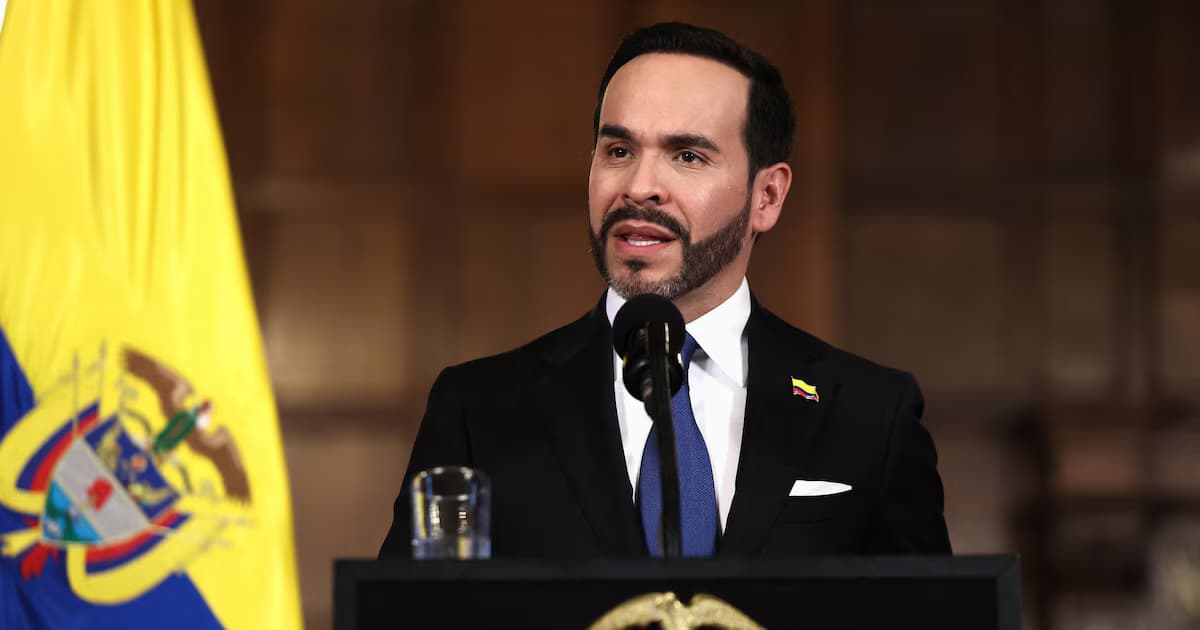 El presidente Abelardo de la Espriella habla en un atril junto a la bandera de Colombia