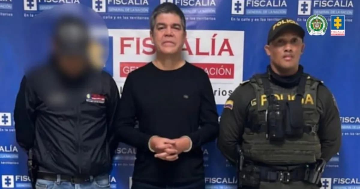 Andrés Gustavo Ricci, custodiado por un policía, tras su captura por la Fiscalía