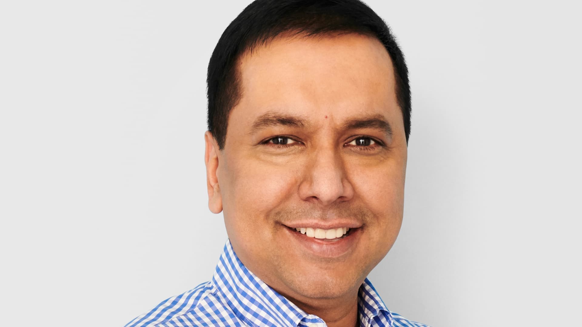 Retrato de CJ Desai, nuevo director de la plataforma empresarial de Meta