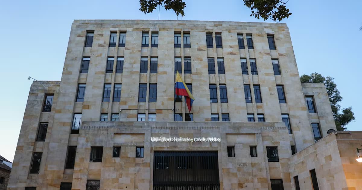 Fachada de la sede del Ministerio de Hacienda y Crédito Público en Bogotá, con la bandera de Colombia