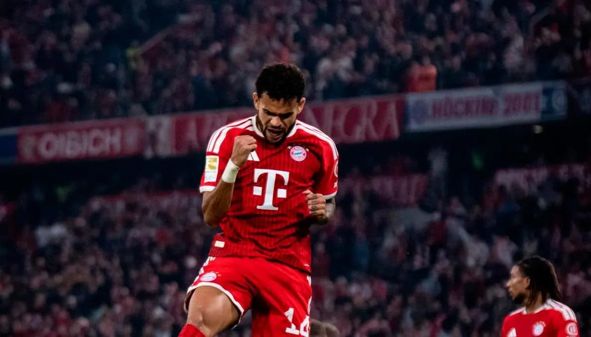 Luis Díaz celebra con el puño cerrado uno de sus goles con la camiseta del Bayern Múnich en el Allianz Arena