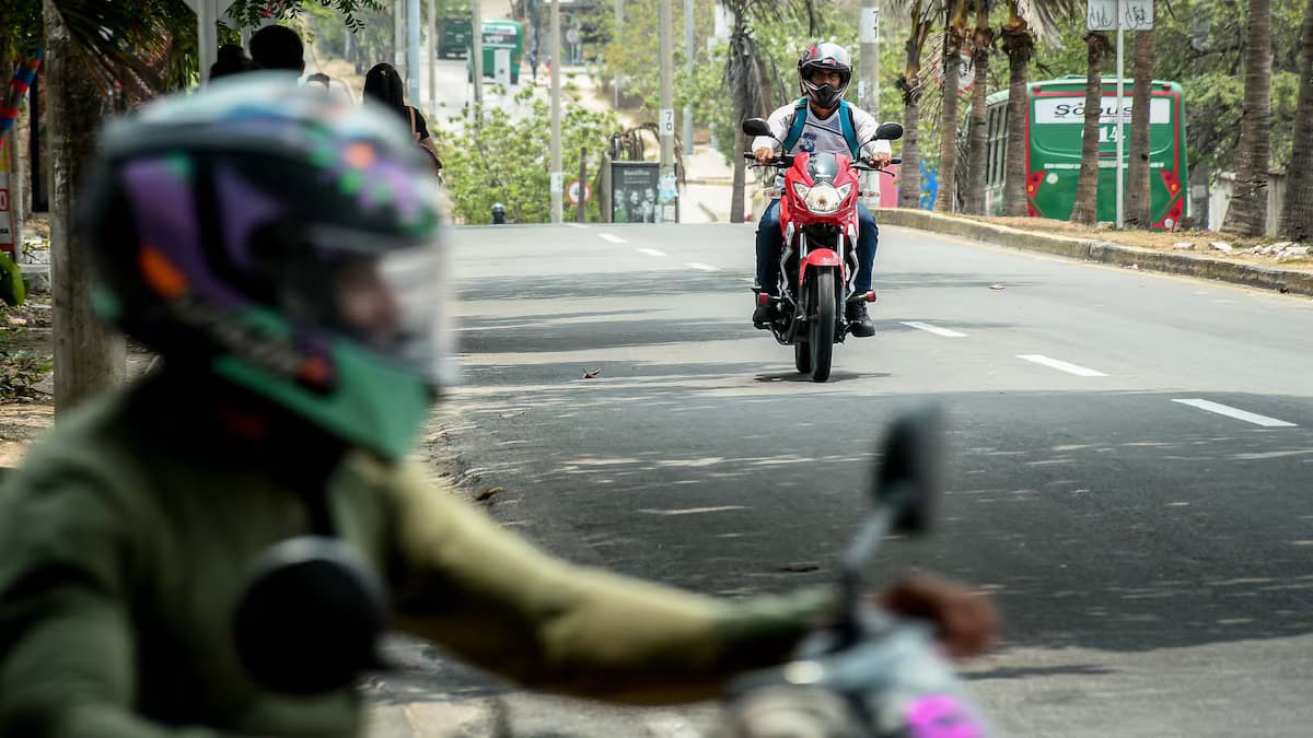 Motociclistas circulan por una avenida