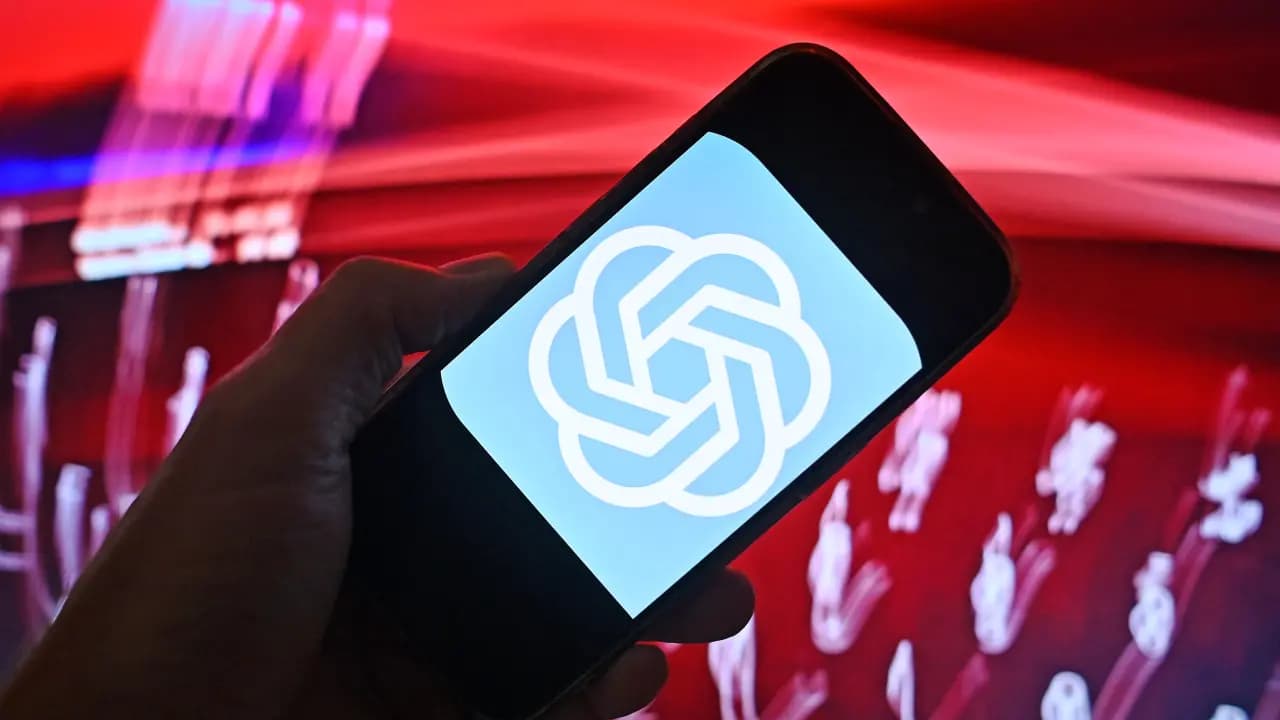 Logotipo de OpenAI en una pantalla