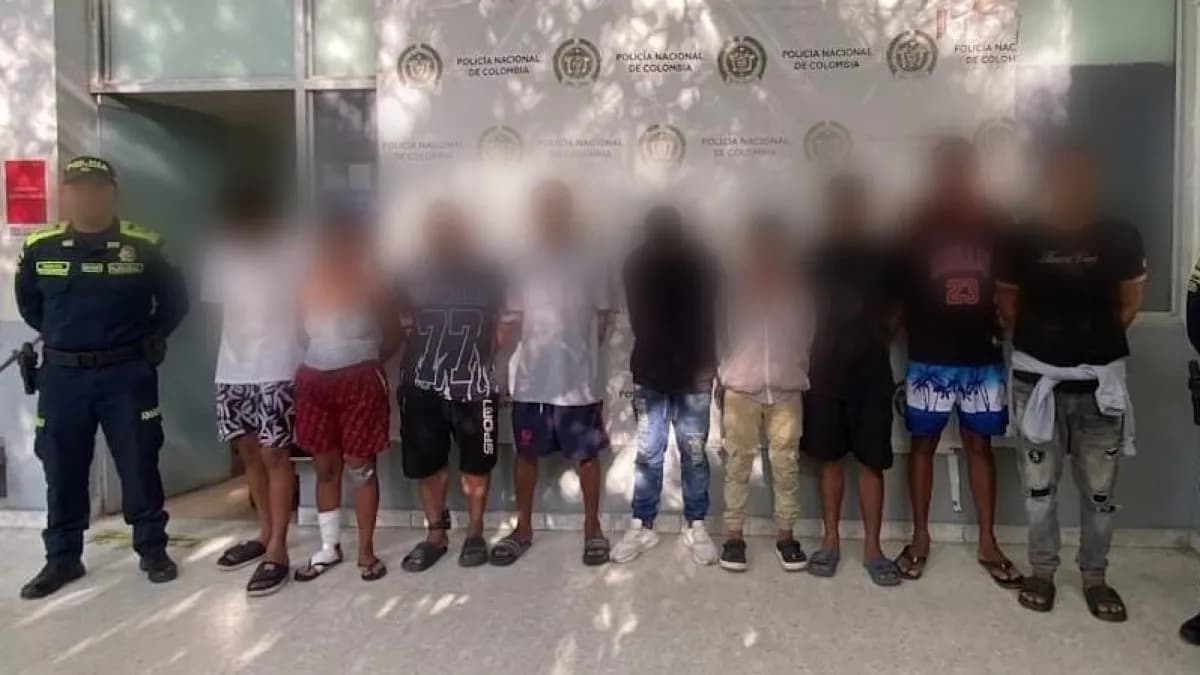 Capturados en la operación contra Los Costeños y Los Pepes, custodiados por policías en Barranquilla