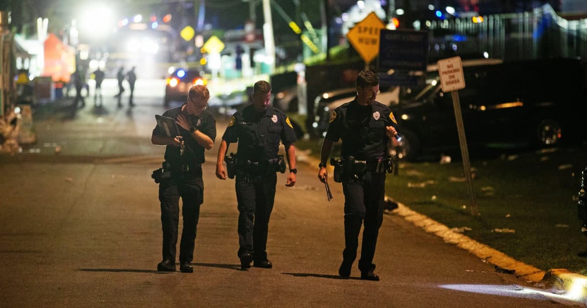 Policías de Tallahassee recorren de noche la calle donde ocurrió el tiroteo cerca del estadio de Florida A&M