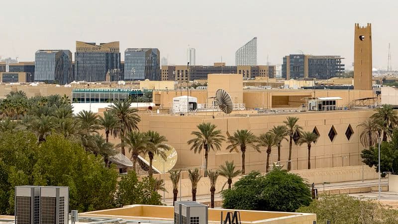 Vista de edificios y palmeras en Riad, la capital de Arabia Saudita
